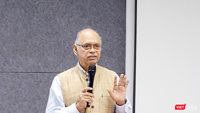 Nhà báo Chanda là tác giả cuốn sách nổi tiếng “Brothers Enemy: The war after the war” (tạm dịch: Những kẻ thù anh em: Cuộc chiến tiếp sau cuộc chiến) xuất bản năm 1986.