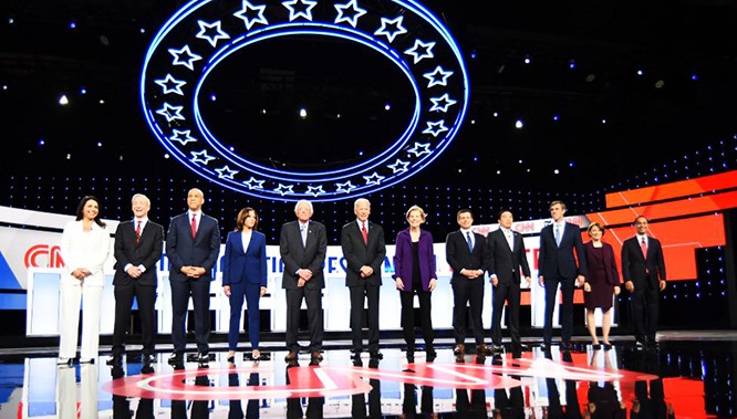 Các ứng viên của Đảng Dân chủ trong vòng tranh luận thứ tư. Nguồn: ABC News. Các ứng viên của Đảng Dân chủ trong vòng tranh luận thứ tư. Nguồn: ABC News.