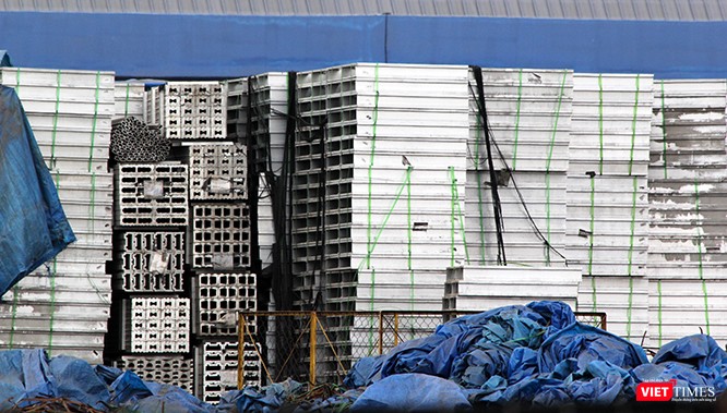 Một phần của "núi nhôm" còn chưa chuyển đi hết.