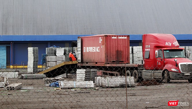 Chúng tôi để ý chiếc container này suốt nhiều giờ đồng hồ.