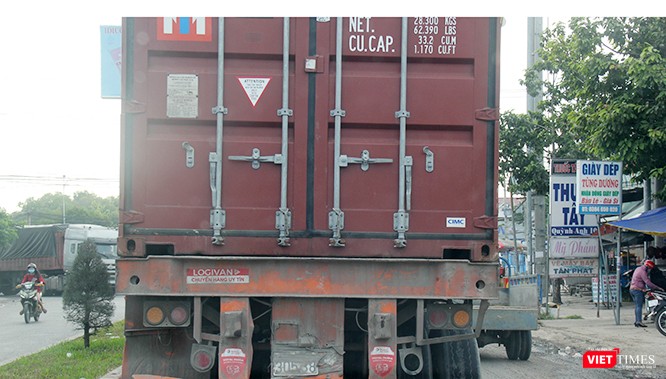 Tò mò, chúng tôi bám theo một chiếc đầu kéo chở 2 chiếc thùng container. Một cái thùng phía trước thì cửa mở toang, còn chiếc thùng phía sau thì bịt kín, phải kiểm tra khá kỹ trước khi rời trụ sở công ty Nhôm Toàn cầu.