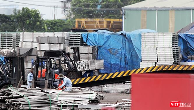 Quy trình vận hành chuyên nghiệp. Xe nâng đưa hàng lên cầu chuyển vào thùng container.