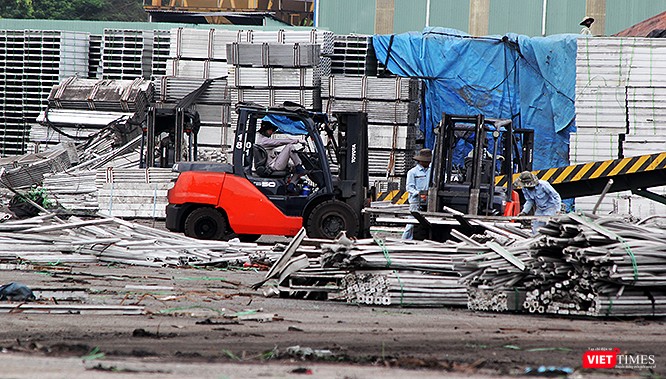 Rất nhiều công nhân làm việc hết tốc lực để đưa hàng lên thùng container.