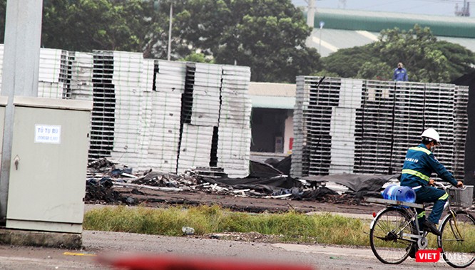 Kho nhôm trong cảng cảng PTSC Phú Mỹ đang được dịch chuyển đi địa điểm khác. Đích đến là trụ sở công ty Nhôm Toàn cầu ở Khu công nghiệp Mỹ Xuân B1 – Conac.