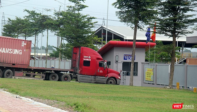 Kín đáo bám theo, gần 15h chiều ngày 31/10/2019, đích đến cuối cùng của chiếc container vừa bốc hàng lên từ cảng PTSC Phú Mỹ là cổng phụ trụ sở của Công ty TNHH Nhôm Toàn Cầu Việt Nam (đường số 1, Khu công nghiệp Mỹ Xuân B1 – Conac (xã Mỹ Xuân, huyện Tân Thành, tỉnh Bà Rịa - Vũng Tàu).