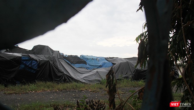 Núi nhôm này chỉ có thể quan sát từ xa. Dưới lớp bạt là cái gì thì chỉ có thể suy đoán.