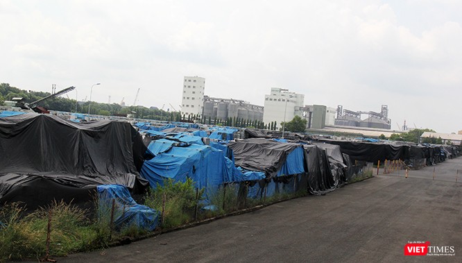 Núi nhôm khổng lồ đang đắp bạt tại bãi ở Phú Mỹ.