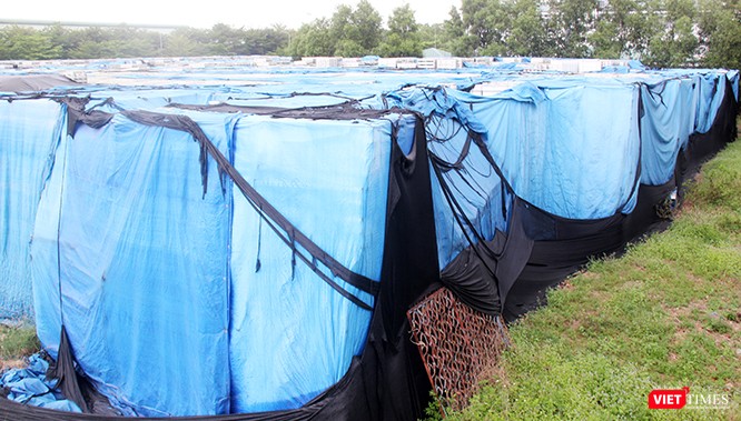 Khá khó khăn, chúng tôi mới tìm cách tiếp cận được núi nhôm khổng lồ này.