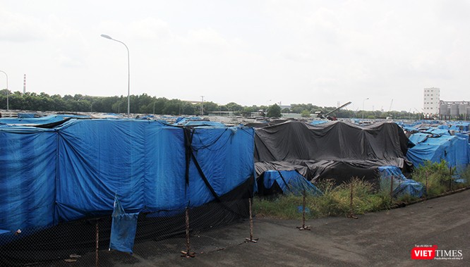 Núi nhôm này được phủ bạt bịt kín suốt nhiều năm nay tại Phú Mỹ, cách khu công nghiệp Mỹ Xuân B1 - Conac nhiều km.