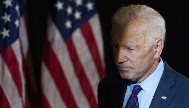 Cựu Phó Tổng thống Joe Biden, ứng viên hàng đầu tranh cử Tổng thống 2020 của Đảng Dân chủ. Trump bị cáo buộc gây sức ép buộc Ukraine mở cuộc điều tra tham nhũng nhắm vào ông Biden và con trai. Cựu Phó Tổng thống Joe Biden, ứng viên hàng đầu tranh cử Tổng thống 2020 của Đảng Dân chủ. Trump bị cáo buộc gây sức ép buộc Ukraine mở cuộc điều tra tham nhũng nhắm vào ông Biden và con trai.