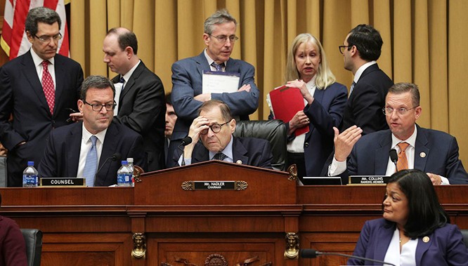 Phe Dân chủ lắng nghe điều trần luận tội. Phe Dân chủ lắng nghe điều trần luận tội.