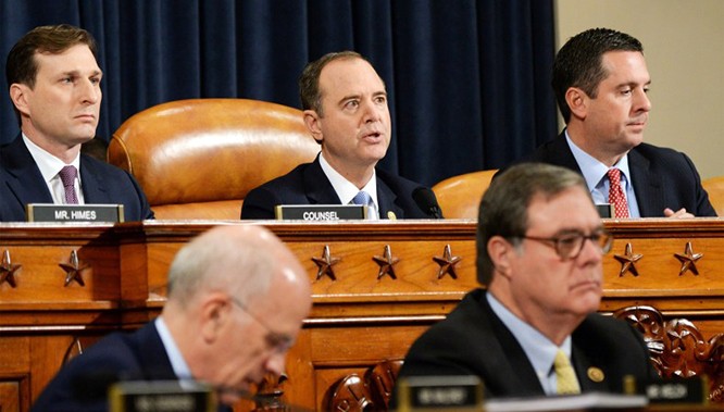 Adam Schiff, Chủ nhiệm Ủy ban Tình báo Hạ viện trong phiên điều trần luận tội Trump. Schiff là một trong những người lãnh đạo phe luận tội, từng bị Trump giễu cợt trên Twitter là "gã ẻo lả". Adam Schiff, Chủ nhiệm Ủy ban Tình báo Hạ viện trong phiên điều trần luận tội Trump. Schiff là một trong những người lãnh đạo phe luận tội, từng bị Trump giễu cợt trên Twitter là "gã ẻo lả".