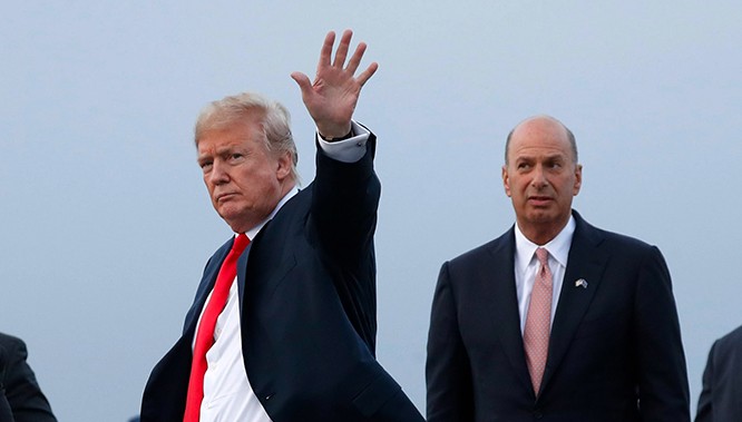 Sondland tháp tùng Trump trong một chuyến công du. Ông này đã quyên góp 1 triệu đô la cho lễ nhậm chức của Trump để đổi lấy lời bình luận hờ hững từ Trump "Tôi không thực sự biết ông ta". Sondland tháp tùng Trump trong một chuyến công du. Ông này đã quyên góp 1 triệu đô la cho lễ nhậm chức của Trump để đổi lấy lời bình luận hờ hững từ Trump "Tôi không thực sự biết ông ta".