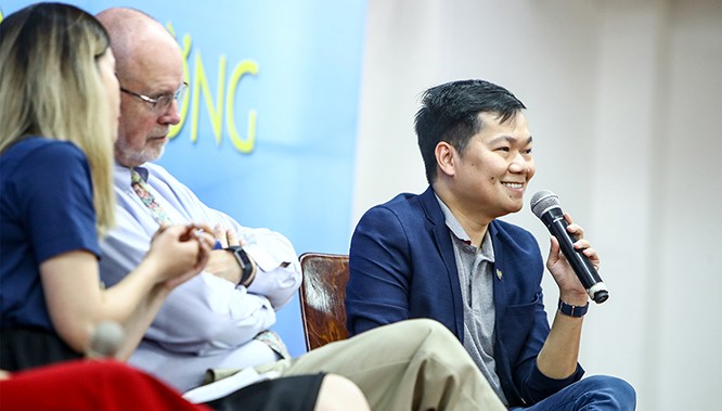 Thầy Hiếu chia sẻ với học sinh và ba mẹ trong một sự kiện ở Hà Nội.