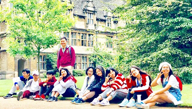 Thầy Hiếu dẫn học sinh đi hoạt động trải nghiệm tại Oxford.
