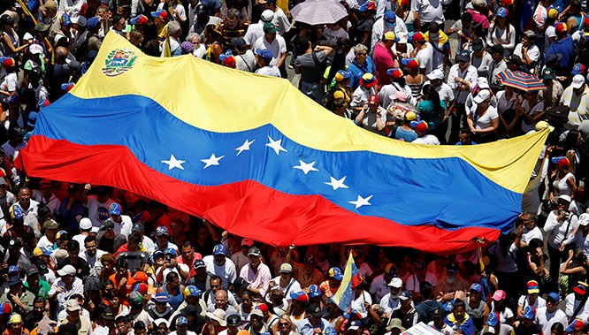 Người dân thủ đô Caracas, Venezuela tràn ra đường biểu tình phản đối ông Maduro tái đắc cử. Người dân thủ đô Caracas, Venezuela tràn ra đường biểu tình phản đối ông Maduro tái đắc cử.