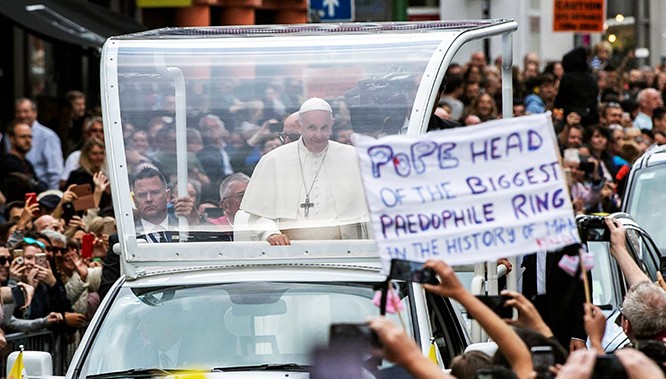 Người biểu tình phản đối trong chuyến thăm của Giáo hoàng Francis đến Dublin do bê bối ấu dâm của các linh mục. Người biểu tình phản đối trong chuyến thăm của Giáo hoàng Francis đến Dublin do bê bối ấu dâm của các linh mục.