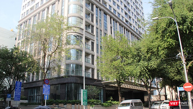 Khu đất 15 Thi Sách (Q.1, TPHCM) hiện đã được xây thành tòa nhà cao tầng, bán cho khách hàng thu 1.003 tỷ đồng nhưng nhiều năm chưa bàn giao cho khách. Cáo trạng kết luận Nhà nước thiệt hại hơn 808,7 tỷ do việc bán đất, nhà công sản trái phép này. Ảnh: GVT. Khu đất 15 Thi Sách (Q.1, TPHCM) hiện đã được xây thành tòa nhà cao tầng, bán cho khách hàng thu 1.003 tỷ đồng nhưng nhiều năm chưa bàn giao cho khách. Cáo trạng kết luận Nhà nước thiệt hại hơn 808,7 tỷ do việc bán đất, nhà công sản trái phép này. Ảnh: GVT.