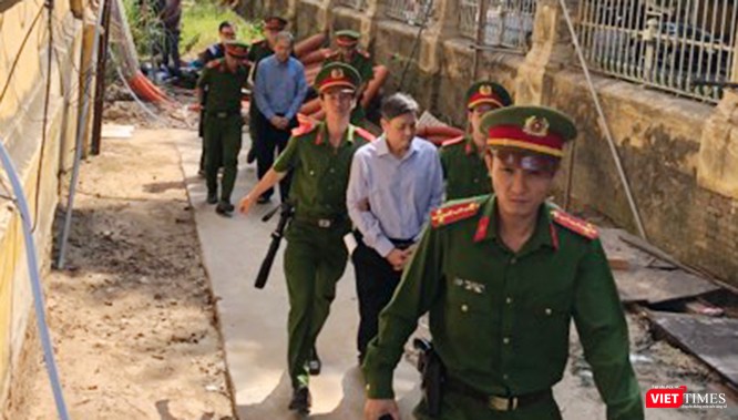 Các bị cáo bị dẫn giải rời tòa án nhân dân TP.HCM về trại giam sau khi lĩnh án tù tại phiên sơ thẩm. Ảnh: GVT. Các bị cáo bị dẫn giải rời tòa án nhân dân TP.HCM về trại giam sau khi lĩnh án tù tại phiên sơ thẩm. Ảnh: GVT.