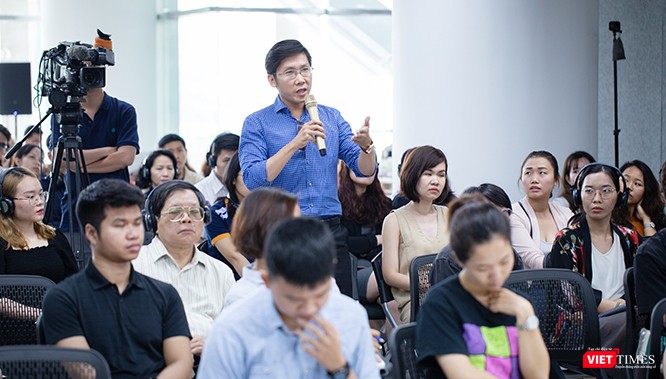 Buổi nói chuyện của nhà báo Chris Matthews thu hút sự chú ý của các khách mời người Việt... Buổi nói chuyện của nhà báo Chris Matthews thu hút sự chú ý của các khách mời người Việt...