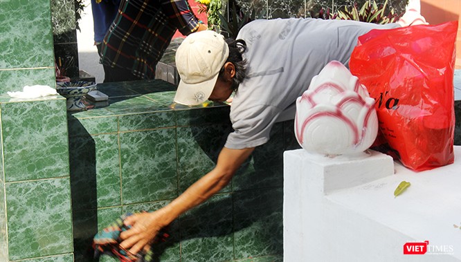 Cuối mỗi năm, ở Q.2 lại tập trung nhiều người làm một nghề đặc biệt: Nghề rửa mả. Ảnh:GVT.