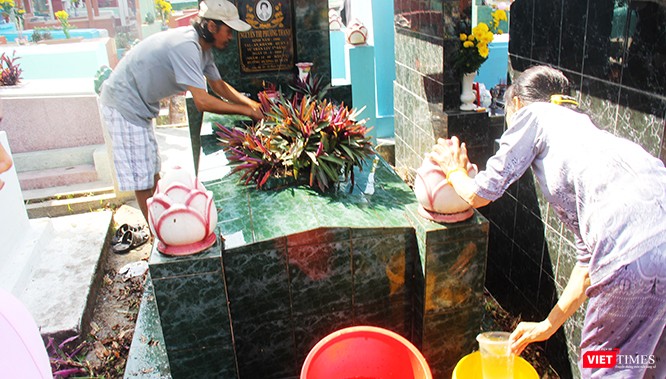 Nghề rửa mả ở Q.2 (TP.HCM) đã tồn tại hàng chục năm nay. Ảnh: GVT.