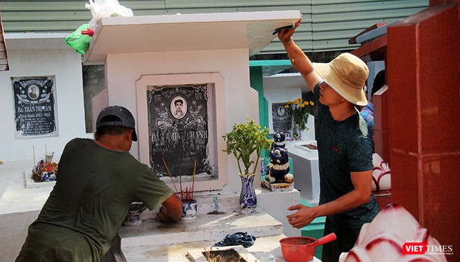 ...để mong gia chủ vui lòng, kiếm vài đồng vào ngày cuối năm. Ảnh: GVT.