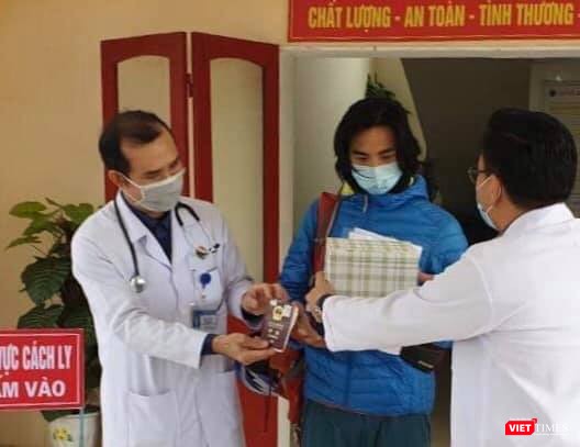 Hành lý của Zhou Jie nặng thêm một tấm giấy xác nhận âm tính với virus Corona được đóng dấu bởi CDC Hà Tĩnh. Hành lý của Zhou Jie nặng thêm một tấm giấy xác nhận âm tính với virus Corona được đóng dấu bởi CDC Hà Tĩnh.