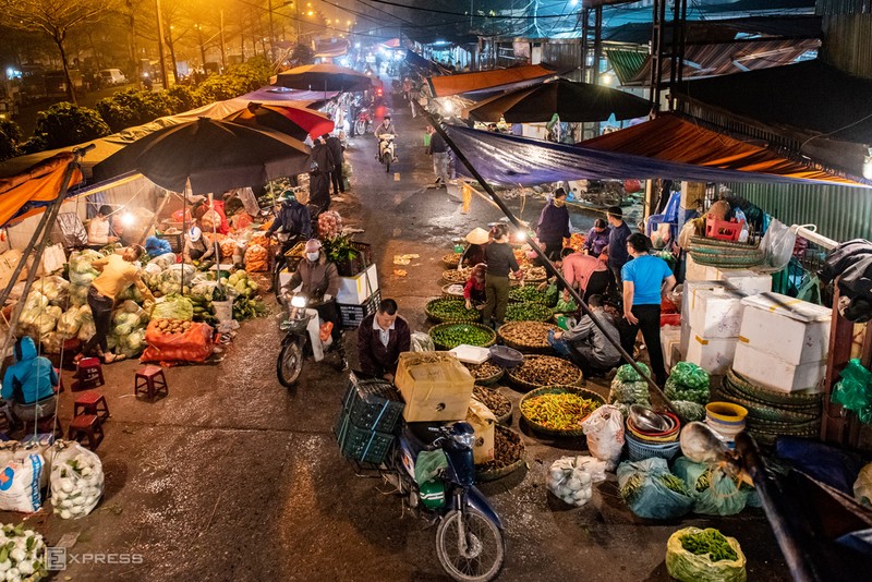 Xe ôm hoặc chạy chợ hằng ngày là nhóm đối tượng kiếm sống nhờ sự "rơi vãi" của nền kinh tế sẽ dễ dàng bị tổn thương nhất. Xe ôm hoặc chạy chợ hằng ngày là nhóm đối tượng kiếm sống nhờ sự "rơi vãi" của nền kinh tế sẽ dễ dàng bị tổn thương nhất.