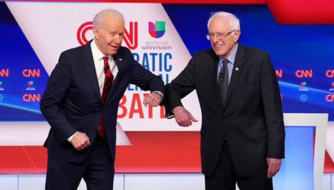 Thượng nghị sĩ Joe Biden và Thượng nghị sĩ Bernie Sanders, hai ứng viên trong cuộc đua song mã giành đề cử của Đảng Dân chủ. Với việc ông Sanders dừng chiến dịch tranh cử, ông Biden đã chắc chắn là người sẽ đối đầu với Tổng thống Trump vào tháng 11 tới. Ảnh: Reuters. Thượng nghị sĩ Joe Biden và Thượng nghị sĩ Bernie Sanders, hai ứng viên trong cuộc đua song mã giành đề cử của Đảng Dân chủ. Với việc ông Sanders dừng chiến dịch tranh cử, ông Biden đã chắc chắn là người sẽ đối đầu với Tổng thống Trump vào tháng 11 tới. Ảnh: Reuters.
