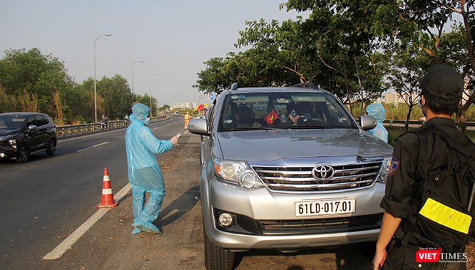 Lực lượng liên ngành lập chốt chặn lối vào TP.HCM tại đoạn cuối cao tốc Long Thành - Dầu Giây thuộc Quận 2, TP.HCM. Ảnh: GVT.