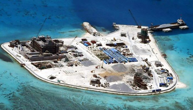 Toàn cảnh đảo nhân tạo Trung Quốc tiến hành xây cất ở khu vực Trường Sa. Dù vừa mới ra khỏi đại dịch, Bắc Kinh không ngừng leo thang các hành động hung hăng hơn ở Biển Đông (Ảnh: EPA) Toàn cảnh đảo nhân tạo Trung Quốc tiến hành xây cất ở khu vực Trường Sa. Dù vừa mới ra khỏi đại dịch, Bắc Kinh không ngừng leo thang các hành động hung hăng hơn ở Biển Đông (Ảnh: EPA)