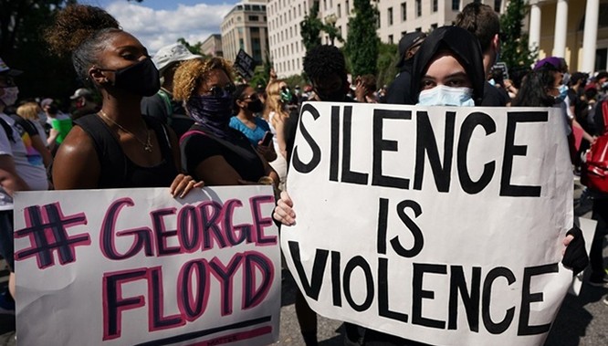 Người dân Mỹ sục sôi phẫn nộ và biểu tình đồng loạt trên khắp nước Mỹ sau cái chết của Floyd (Ảnh: AFP) Người dân Mỹ sục sôi phẫn nộ và biểu tình đồng loạt trên khắp nước Mỹ sau cái chết của Floyd (Ảnh: AFP)