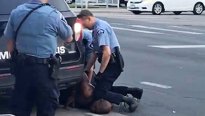 Ảnh chụp từ video cảnh cảnh sát ghì Floyd đến chết (Ảnh: CBS) Ảnh chụp từ video cảnh cảnh sát ghì Floyd đến chết (Ảnh: CBS)