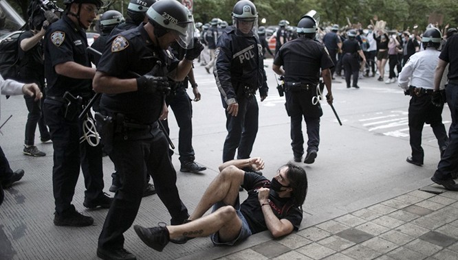 Cảnh sát trấn áp người biểu tình (Ảnh: Reuter)