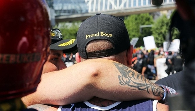 Một nhóm cực đoan tham gia biểu tình (Ảnh: NYT)