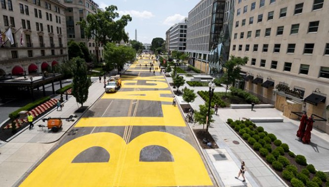 Thị trường DC cho sơn vàng dòng chữ Black Lives Matter (Mạng sống của người da đen cũng quan trọng) lên các tuyến phố dẫn đến Nhà Trắng (Ảnh: AFP)