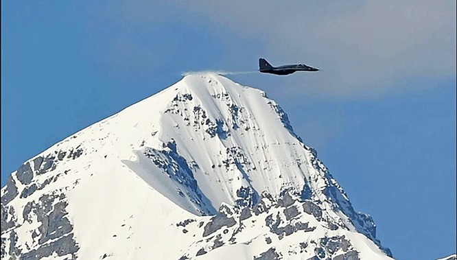 Chiến đấu cơ Ấn Độ bay thị sát quanh vùng Ladakh (Ảnh: AFP) Chiến đấu cơ Ấn Độ bay thị sát quanh vùng Ladakh (Ảnh: AFP)