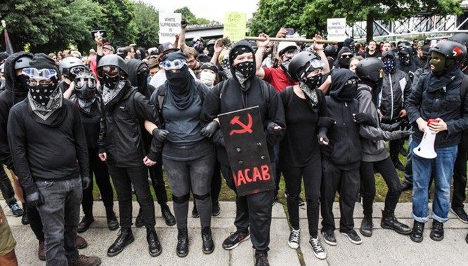 Một nhóm vũ trang bịt mặt của tổ chức cực đoan Antifa. Ảnh: Reuters. Một nhóm vũ trang bịt mặt của tổ chức cực đoan Antifa. Ảnh: Reuters.