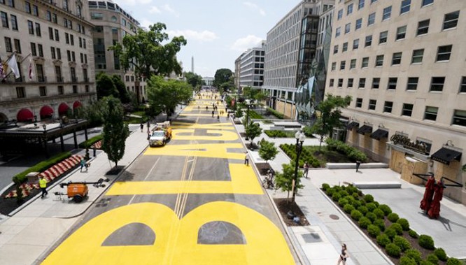 Thị trưởng Thành phố Washington DC cho sơn vàng dòng chữ Black Lives Matter trên các con phố chính của Thủ đô. Thị trưởng Thành phố Washington DC cho sơn vàng dòng chữ Black Lives Matter trên các con phố chính của Thủ đô.