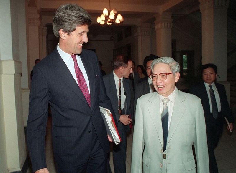 Thượng nghị sỹ John Kerry và Quyền Ngoại trưởng Trần Quang Cơ tại một cuộc hội đàm ngày 15/5/1993 (Ảnh: Hoàng Đình Nam/ AFP) Thượng nghị sỹ John Kerry và Quyền Ngoại trưởng Trần Quang Cơ tại một cuộc hội đàm ngày 15/5/1993 (Ảnh: Hoàng Đình Nam/ AFP)