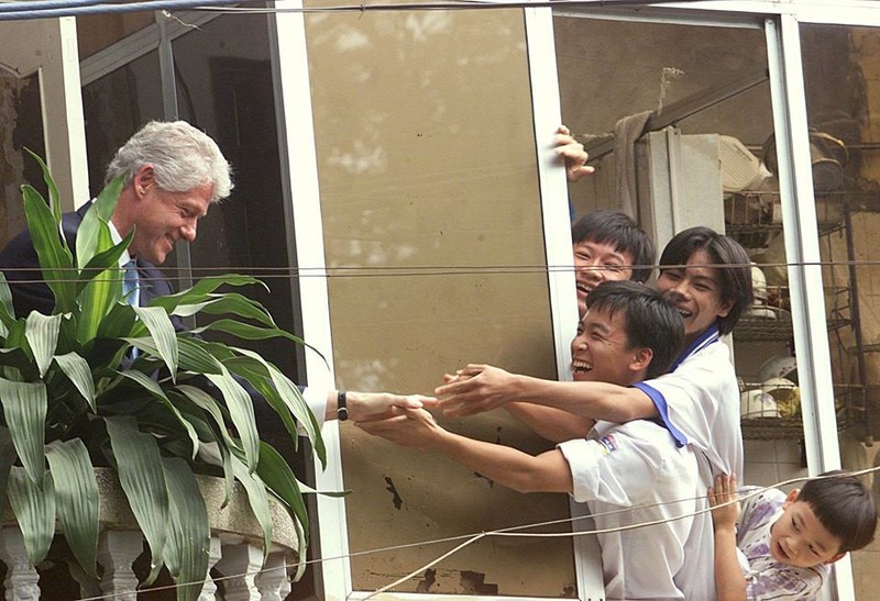 Tổng thống Clinton được người dân chào đón khi tới thăm khu vực Văn Miếu Quốc Tử Giám, Hà Nội (Ảnh: Hoàng Đình Nam/ AFP) Tổng thống Clinton được người dân chào đón khi tới thăm khu vực Văn Miếu Quốc Tử Giám, Hà Nội (Ảnh: Hoàng Đình Nam/ AFP)