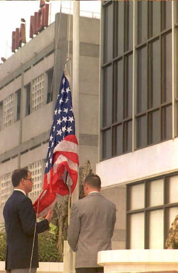 Ngày 7/2/1995, lá cờ Mỹ lần đầu tiên được kéo lên một cách chính thức tại Văn phòng liên lạc Mỹ (nay là Đại sứ quán Mỹ) trên phố Láng Hạ - Hà Nội. (Ảnh: Hoàng Đình Nam/ AFP) Ngày 7/2/1995, lá cờ Mỹ lần đầu tiên được kéo lên một cách chính thức tại Văn phòng liên lạc Mỹ (nay là Đại sứ quán Mỹ) trên phố Láng Hạ - Hà Nội. (Ảnh: Hoàng Đình Nam/ AFP)