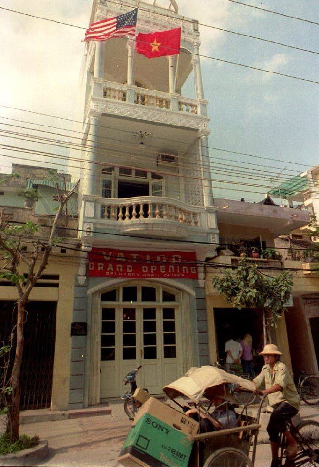 Từ năm 1993, một lá cờ Mỹ đã được nhìn thấy treo song song cùng một lá cờ Việt Nam trước cửa công ty tư vấn Vatico (Mỹ) trên phố Nguyễn Khuyến – Hà Nội (Ảnh chụp ngày 6/5/1993) (Ảnh: Hoàng Đình Nam/ AFP)