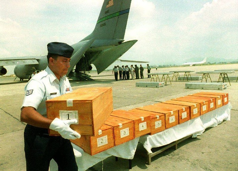 Những năm đầu của thập kỷ 90 (thế kỷ trước), tháng nào cũng có những đợt hồi hương hài cốt lính Mỹ được tìm thấy ở Việt Nam. Ảnh chụp một buổi hồi hương hài cốt ngày 8/6/1993 tại sân bay Nội Bài (Ảnh: Hoàng Đình Nam/ AFP)