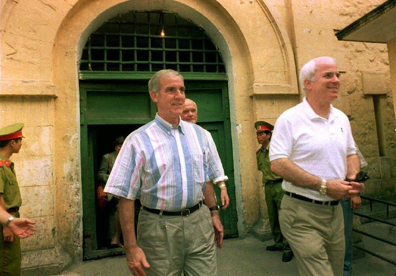 Thượng nghị sỹ John McCain (phải) và Hạ nghị sỹ Pete Peterson (trái) (sauu này là Đại sứ Mỹ đầu tiên tại Việt Nam sau chiến tranh) thăm nhà tù Hỏa Lò (Hilton hotel) vào tháng 6/1993 (Ảnh: Hoàng Đình Nam/ AFP) Thượng nghị sỹ John McCain (phải) và Hạ nghị sỹ Pete Peterson (trái) (sauu này là Đại sứ Mỹ đầu tiên tại Việt Nam sau chiến tranh) thăm nhà tù Hỏa Lò (Hilton hotel) vào tháng 6/1993 (Ảnh: Hoàng Đình Nam/ AFP)