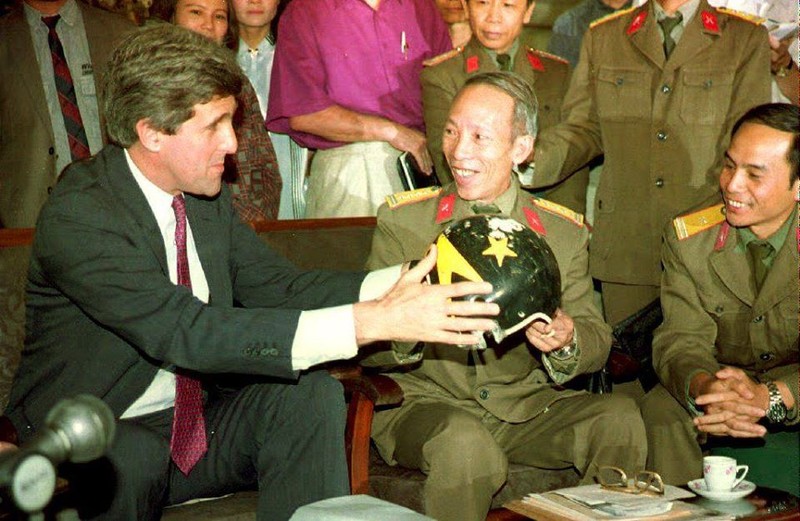 Thượng nghị sỹ John Kerry nhận từ tay Giám đốc bảo tàng quân đội Việt Nam chiếc mũ phi công của John McCain (Ảnh: Hoàng Đình Nam/ AFP) Thượng nghị sỹ John Kerry nhận từ tay Giám đốc bảo tàng quân đội Việt Nam chiếc mũ phi công của John McCain (Ảnh: Hoàng Đình Nam/ AFP)