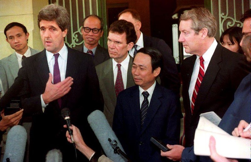 Thượng nghị sỹ John Kerry phát biểu với báo giới sau hội đàm với Thứ trưởng Bộ ngoại giao Lê Mai ngày 16/11/1992 tại Nhà khách Chính phủ (Ảnh: Hoàng Đình Nam/ AFP) Thượng nghị sỹ John Kerry phát biểu với báo giới sau hội đàm với Thứ trưởng Bộ ngoại giao Lê Mai ngày 16/11/1992 tại Nhà khách Chính phủ (Ảnh: Hoàng Đình Nam/ AFP)