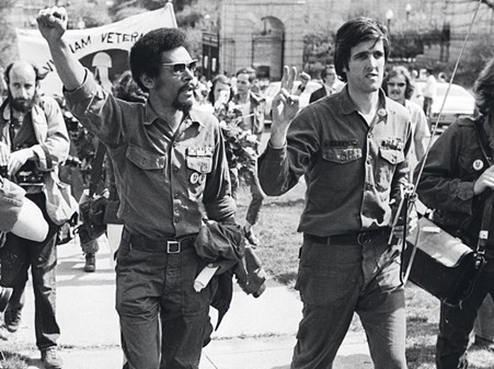 John Kerry (phải) bước ra khỏi cuộc chiến tranh Việt Nam với tư cách một lãnh tụ phản chiến.