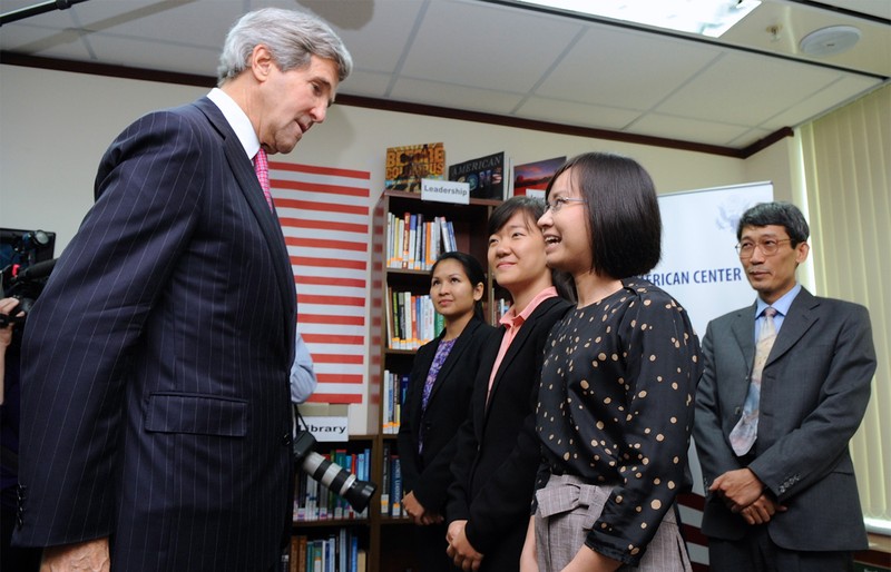 Thượng nghị sĩ John Kerry trò chuyện với các giảng viên vầ sinh viên Chương trình Giảng dạy Kinh tế Fulbright. Ông là người có công vận động để Chính phủ Mỹ tài trợ khoản ngân sách xây dựng và hỗ trợ Trường Fulbright hoạt động trong suốt hai thập kỷ (Ảnh: Lê Anh Tuấn - FUV) Thượng nghị sĩ John Kerry trò chuyện với các giảng viên vầ sinh viên Chương trình Giảng dạy Kinh tế Fulbright. Ông là người có công vận động để Chính phủ Mỹ tài trợ khoản ngân sách xây dựng và hỗ trợ Trường Fulbright hoạt động trong suốt hai thập kỷ (Ảnh: Lê Anh Tuấn - FUV)